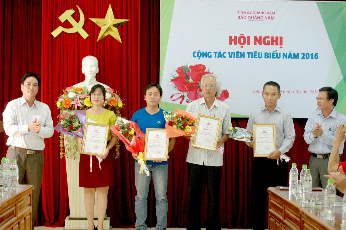 Ban Biên tập tặng giấy khen cho CTV tiêu biểu xuất sắc năm 2016. ảnh: PHAN VINH