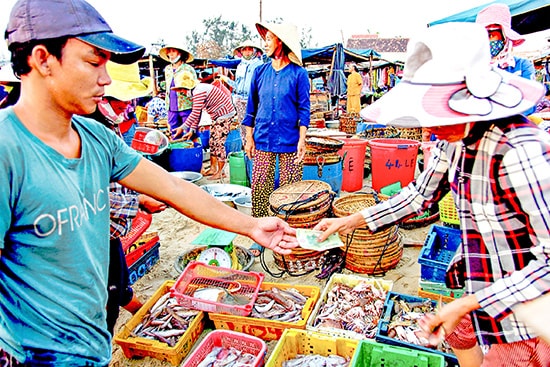 Chợ búa cứ như cuộc đời thu nhỏ. Ảnh: PHƯƠNG THẢO