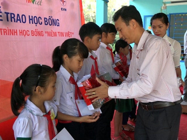 Trao học bổng “Niềm tin Việt” cho các em học sinh nghèo học giỏi tại huyện Thăng Bình.(ẢNH: ĐOÀN ĐẠO)