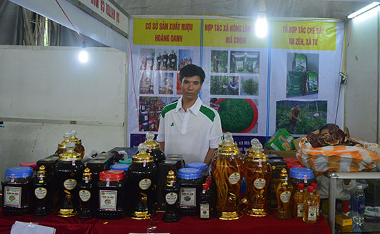 Chè dây Ra Zéh cùng với các sản phẩm đặc trưng khác của Đông Giang tham gia hội chợ tại Đà Nẵng. Ảnh: C.T