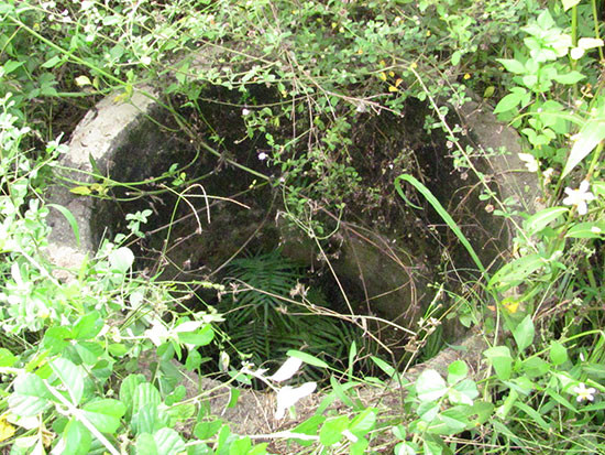 Giếng Bốn Trụ đã được xây dựng lại nhưng bị bỏ hoang. 
