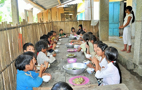 Học sinh miền núi được hỗ trợ ăn trưa bán trú tại trường góp phần nâng cao chất lượng giáo dục.