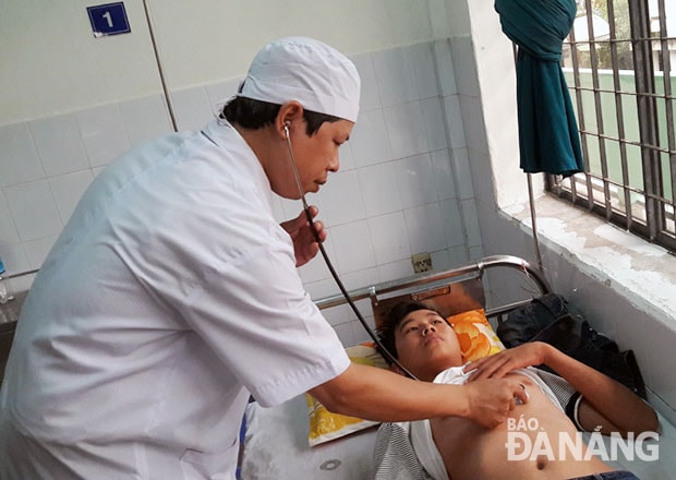 Bệnh sốt xuất huyết đang tăng mạnh trong hai tuần gần đây. Trong ảnh: Một ca mắc sốt xuất huyết đang được điều trị tại Trung tâm Y tế Cẩm Lệ.