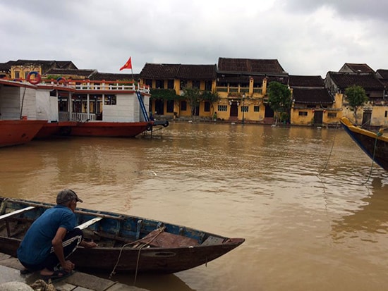 Cụ ông Nguyễn Cầu thường mưu sinh trên Sông Hoài bằng nghề chở khách du lịch.