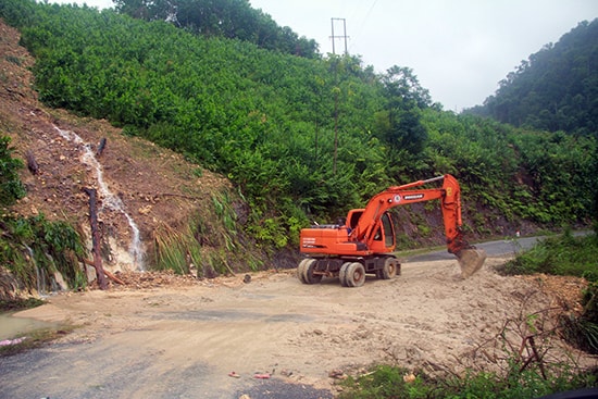 UBND huyện Bắc Trà My đang chỉ đạo khắc phục sự cố, thông tuyến.