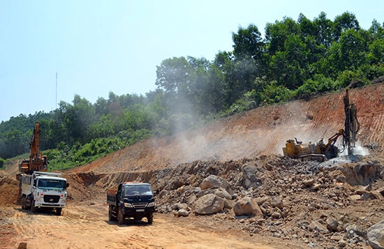 Tuyến tránh Trà My những ngày đầu triển khai thi công. Ảnh: C.TÚ