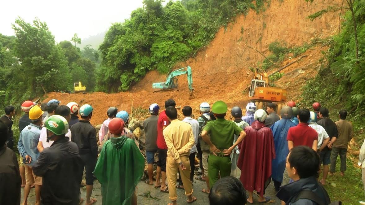 Hàng trăm người dân Nam Trà My chờ thông đường xuống núi