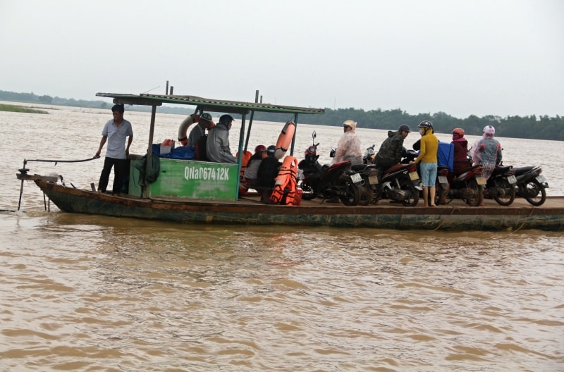 Bất chấp nguy hiểm, cả chủ phương tiện lẫn hành khách không ai mang áo phao khi qua sông Thu Bồn. Ảnh: A.Đ