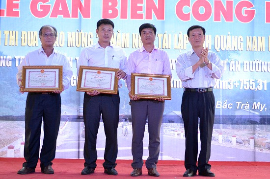 Phó Chủ tịch Trần Đình Tùng trao tặng bằng khen của UBND tỉnh cho 3 tập thể có thành tích xuất sắc. Ảnh: CÔNG TÚ