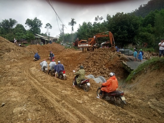 Phương tiện xe máy đã có thể đi lại trên đường tạm, chỉ còn hoàn thiện phần mặt đường. Ảnh: CÔNG TÚ