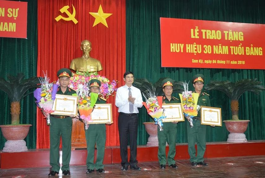 Bí thư Tỉnh ủy Nguyễn Ngọc Quang chúc mừng 4 đảng viên được nhận huy hiệu 30 năm tuổi Đảng.