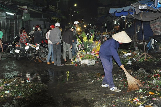 Rác thải tràn ra ngoài đường quanh khu vực chợ Tam Kỳ.