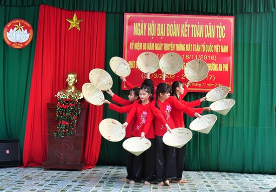 Chi đoàn khối phố An Hà Đông biểu diễn văn nghệ chào mừng Ngày hội đại đoàn kết. Ảnh: VINH ANH