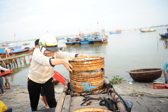 Hối hả cho kịp buổi chợ. Ảnh: MINH HẢI