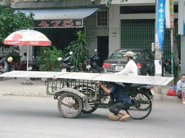 ảnh 2: Các phương tiện mô tô chở hàng cồng kềnh thường xuyên diễn ra trên tuyến đường Lê Thánh Tông, thuộc phường An Phú, TP.Tam Kỳ.