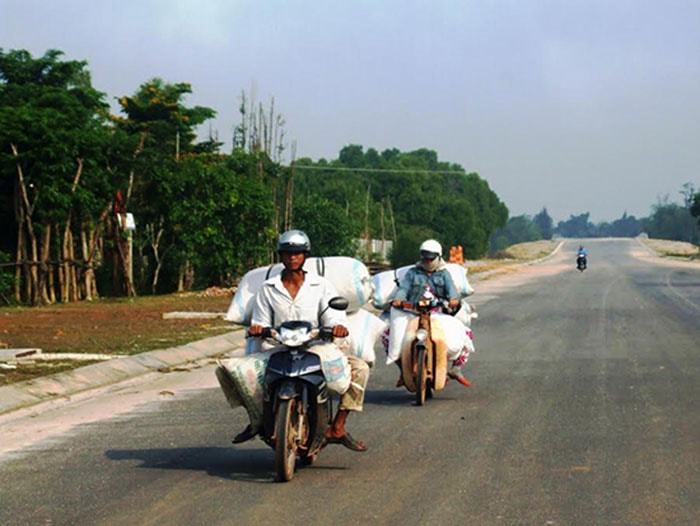  Vận chuyển hàng hóa quá khổ bằng cách “biểu diễn” như thế này đây.