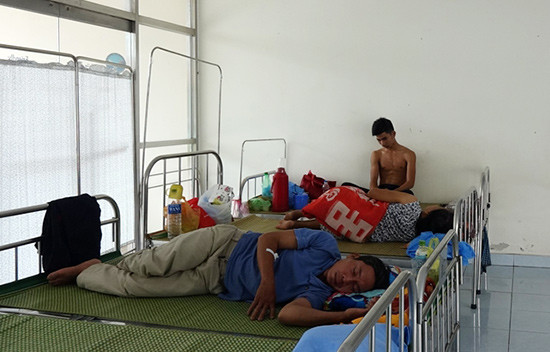 Dịch sốt xuất huyết tại Núi Thành vẫn đang diễn biết bất thường, có nguy cơ tiếp tục lan rộng. (Trong ảnh: Khoa Y học nhiệt đới, Bệnh viện Đa khoa Trung ương Quảng Nam đã quá tải do số ca mắc bệnh sốt xuất huyết).