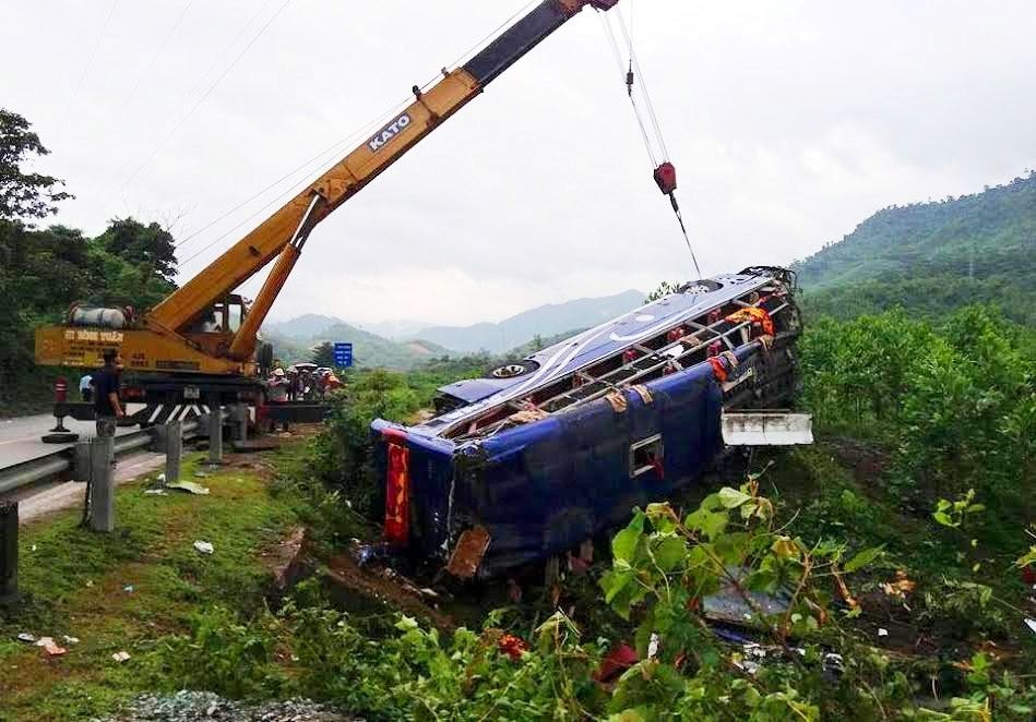 Đến sáng nay, chiếc xe đã được lực lượng cứu hộ trục vớt để tiếp tục điều tra.