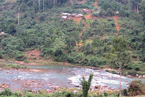 Dòng chảy sông suối tại Nam Trà My suy kiệt vào mùa khô. Ảnh: H.Liên