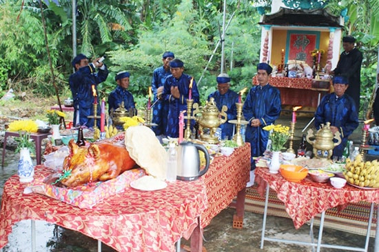 Nghi lễ cúng thần Nông tại làng Phước Yên.Ảnh: N.DUY