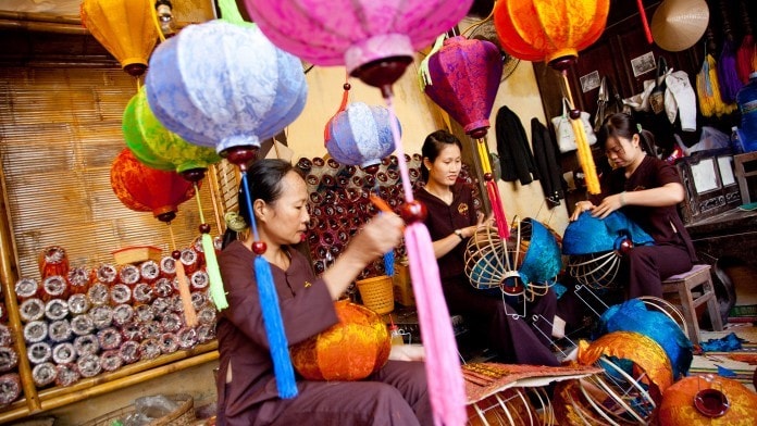 Hoi An lantern making (Picture: asiahandicraft)