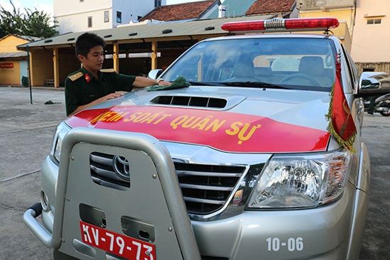 Thiếu úy Phạm Phương kiểm ra xe trước khi thực hiện nhiệm vụ.  Ảnh: V.H