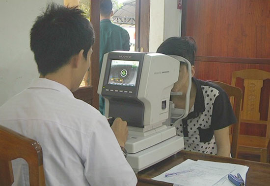 Đo thị lực kiểm tra mắt cho thanh niên nếu phát hiện thanh niên có biểu hiện bệnh lý về mắt sau khi khám thủ công. Ảnh: LÊ HIỀN