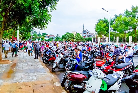 Chen lấn, để xe tràn xuống lòng đường - hình ảnh thường thấy ở nhiều trường Tiểu học khi phụ huynh đón con tan trường.  Ảnh: PHƯƠNG THẢO