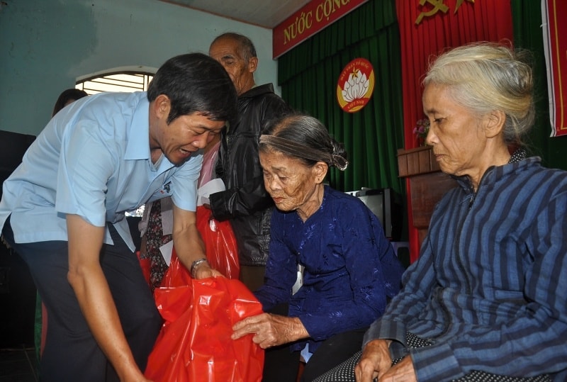 Bí thư Thành ủy, Chủ tịch HĐND TP.Tam Kỳ tặng quà cho các hộ nghèo phường Hòa Thuận. Ảnh: VINH ANH