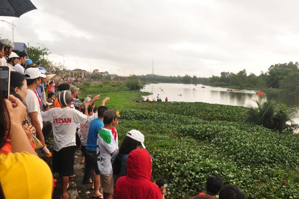 Đông đảo người dân trên địa bàn phường Tân Thạnh đến xem, cổ vũ cho các đội thuyền đua của Khối phố Đoan Trai.