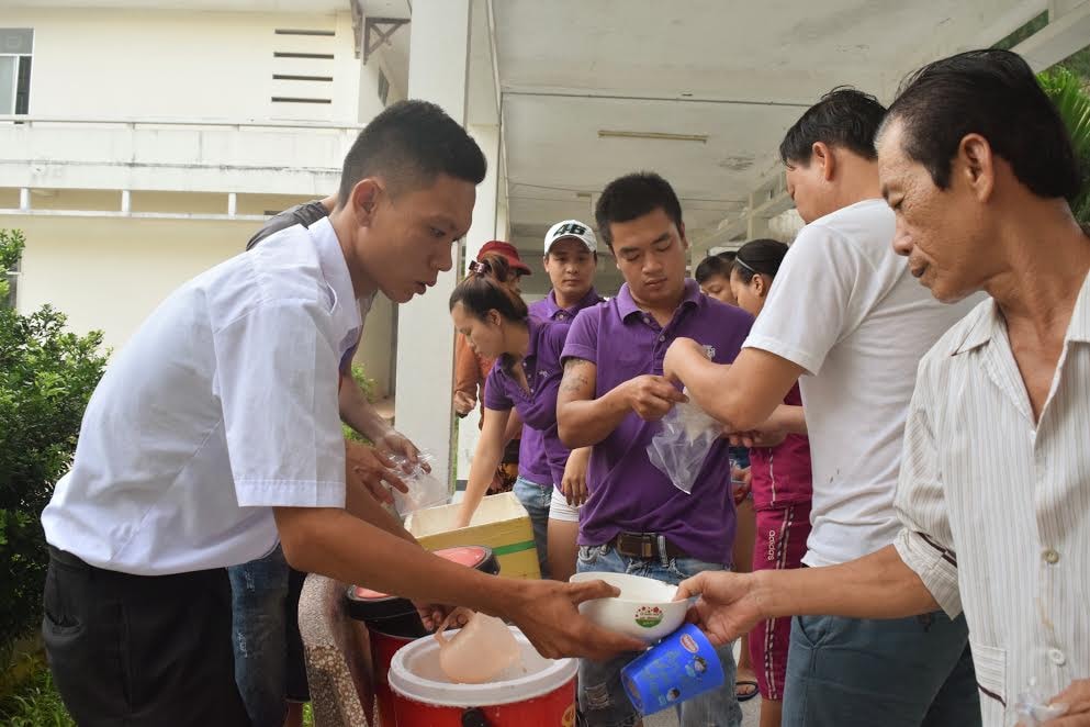 Đều đặn mỗi sáng thứ 3 hằng tuần, Lâm (áo trắng) phát cháo cho bệnh nhân nghèo ở Bệnh viện Hội An.