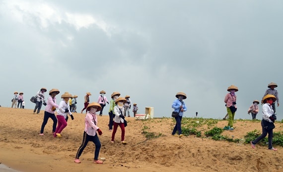 Đội quân chupj ảnh dạo trên bãi Ngọc Đới