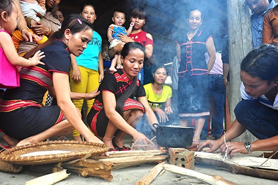 Dân làng Lao Đu vui hội đại đoàn kết. Ảnh: VINH ANH