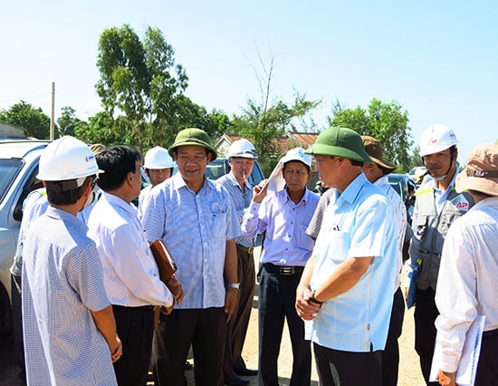 Tiếp cận đất đai, lao động, tính năng động… là những chỉ số đã được cải thiện đáng kể trong năng lực cạnh tranh cấp tỉnh của Quảng Nam năm 2015. TRONG ẢNH: Lãnh đạo tỉnh trao đổi với DN về công tác giải phóng mặt bằng. Ảnh: T.D