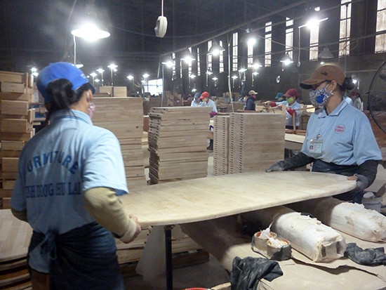 Ngành công nghiệp chế biến gỗ rừng trồng có xu hướng phát triển mạnh trên địa bàn tỉnh.  TRONG ẢNH: Nhà máy sản xuất, chế biến gỗ của Công ty CP Gỗ Minh Dương - Chu Lai (Khu công nghiệp Bắc Chu Lai). Ảnh: HỮU PHÚC