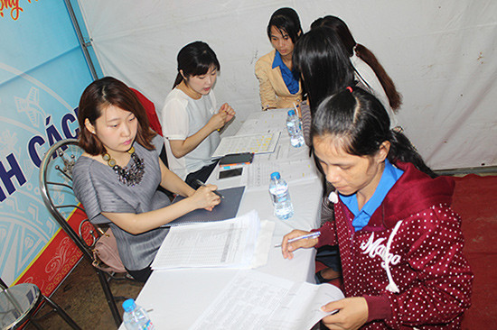 Phụ nữ tiếp cận với cơ hội nghề nghiệp từ một tổ chức của Hàn Quốc tài trợ. Ảnh: D.L