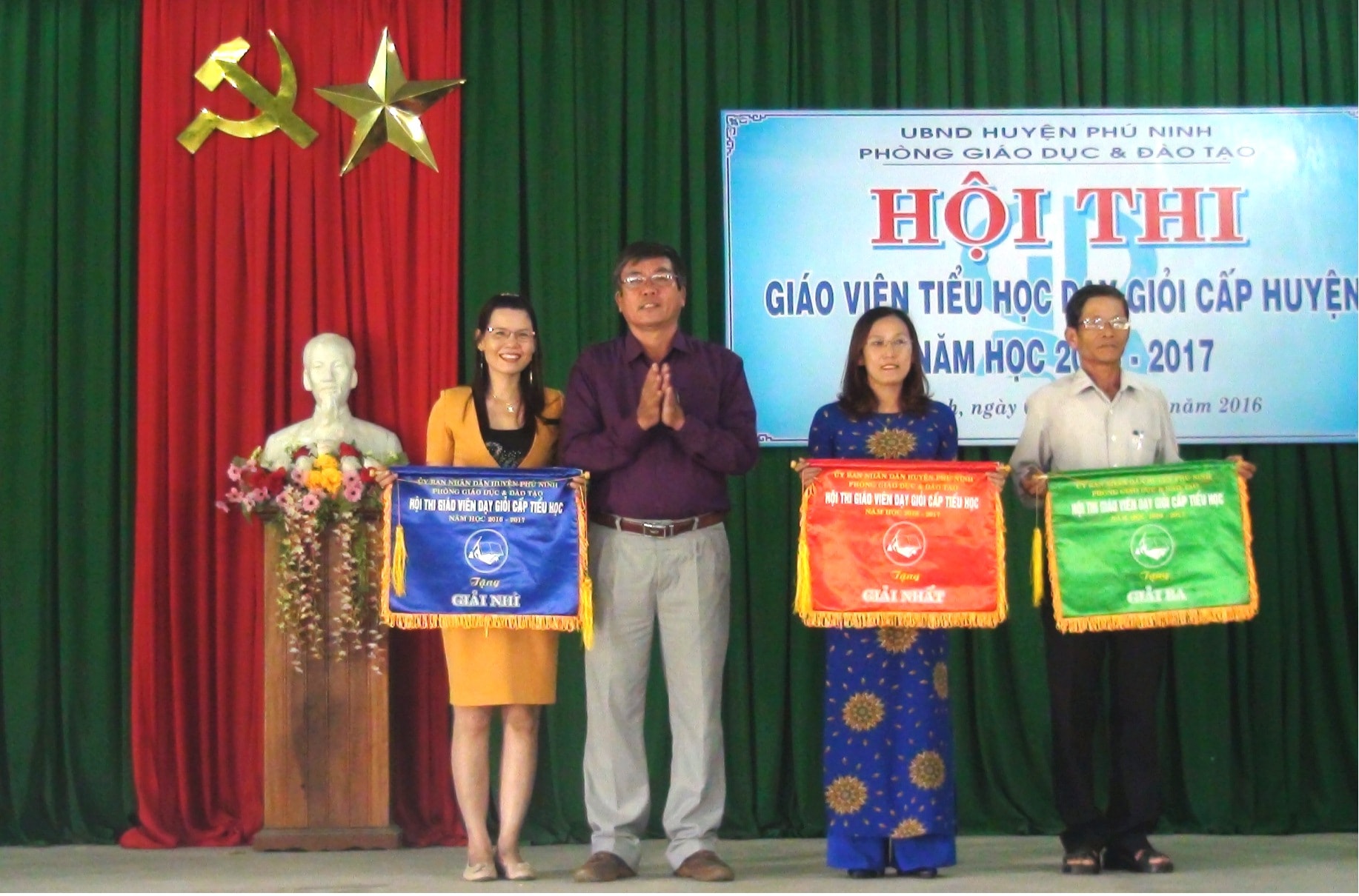 Trao cờ thi đua cho các giải toàn đoàn. Ảnh: VƯƠNG - VINH