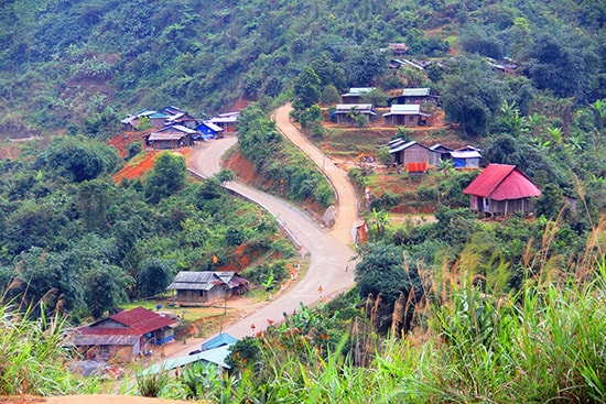 Diện mạo nông thôn miền núi trong tỉnh đang dần khởi sắc nhờ chương trình hỗ trợ đầu tư thực hiện theo Nghị quyết 55 của HĐND tỉnh.  Ảnh: ALĂNG NGƯỚC