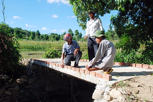 Người dân chung tiền và sức để xây những cây cầu bắt qua các khe suối. Ảnh: CÔNG VINH