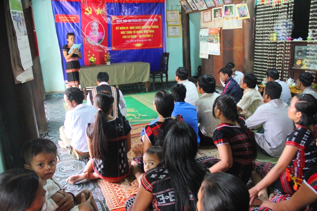 Đồng bào vùng cao mặc trang phục truyền thống đến với ngày hội. Ảnh: ĐĂNG NGUYÊN