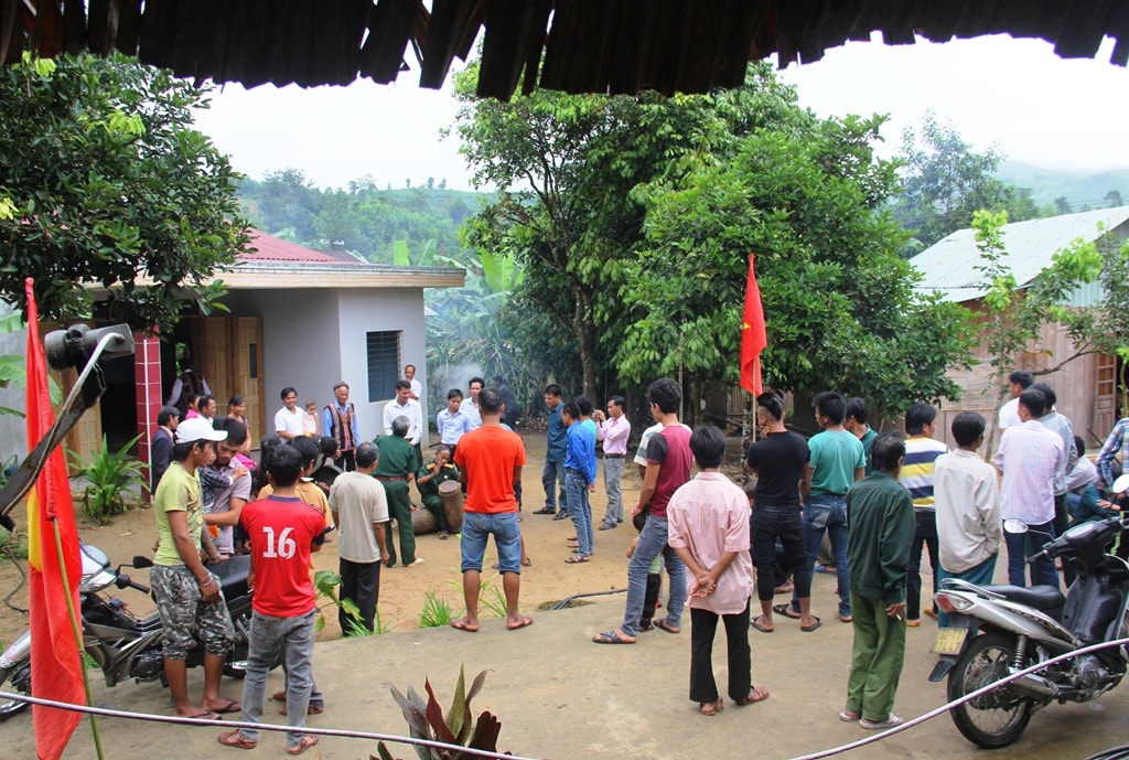 Không gian Ngày hội đại đoàn kết ở làng Bút Tưa đầy ấm cúng.