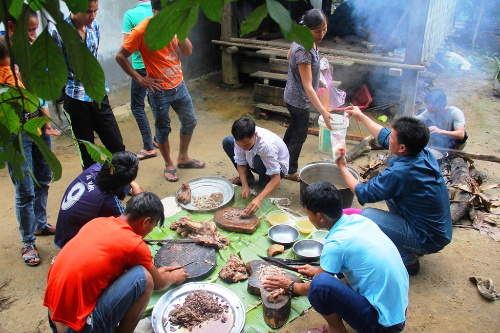 ...Rồi chế biến ẩm thực truyền thống.