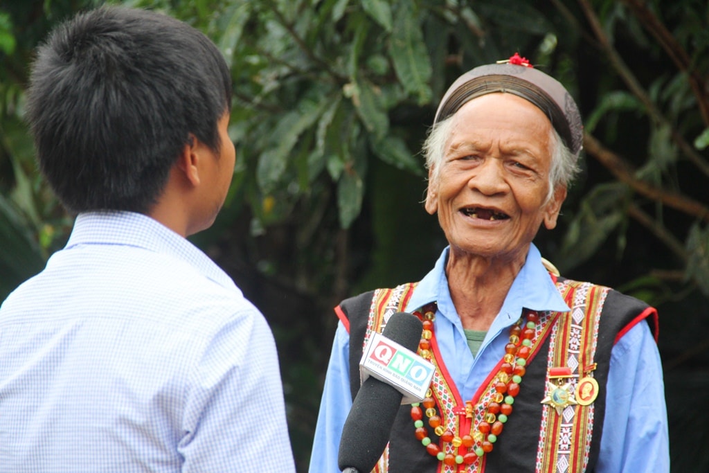 Già làng Alăng Văng phấn khởi chia sẻ về những đổi thay của làng Bút Tưa kể từ sau sự cố 