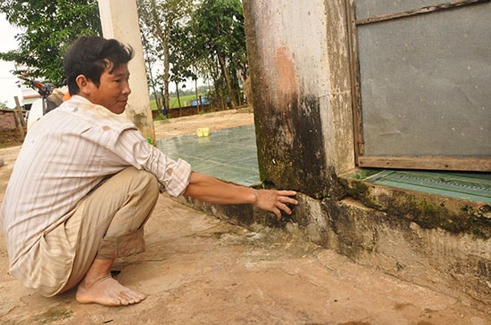 Ông Lê Ngọc Đạo chỉ một vết nứt móng nhà đã được đơn vị bảo hiểm đo đạc, xác định giá trị bồi thường. 