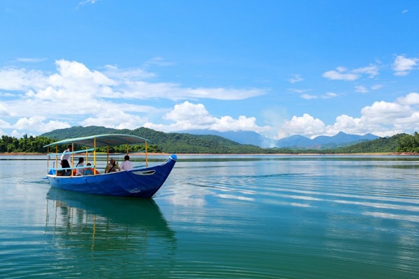 A tourist boat in Phu Ninh lake. Photo: phuninhlake