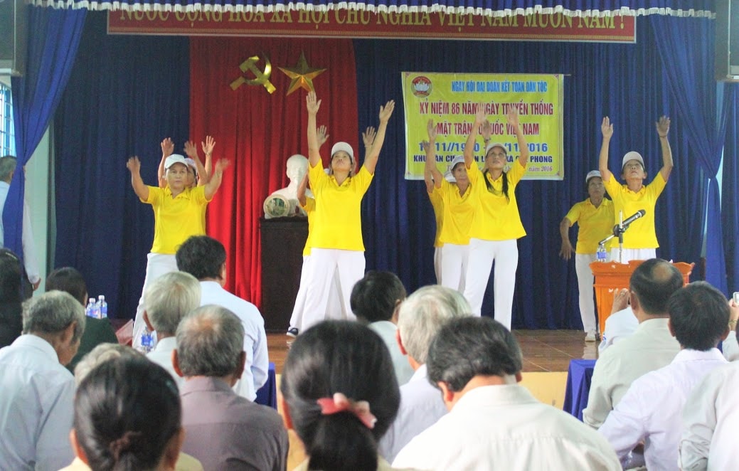 Một tiết mục trong ngày hội đoàn kết tại xã Quế Phong, Quế Sơn. Ảnh: LÊ BÌNH