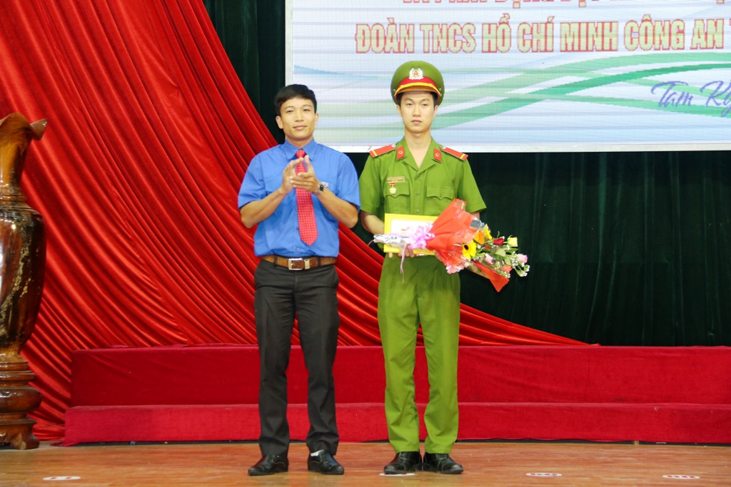 Hạ sỹ Phạm Minh Thượng - Đoàn viên chi đoàn cơ sở PC81 được trao tặng Huy hiệu Tuổi trẻ dũng cảm. Ảnh: T.C
