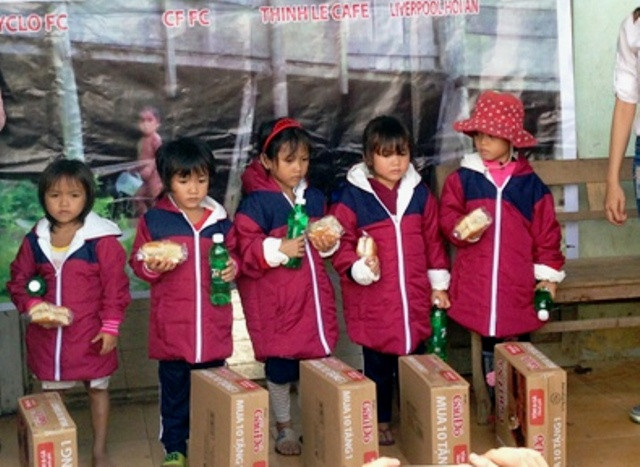 Tặng quà cho 150 em học sinh xã Phước Trà. Ảnh: MỸ LINH