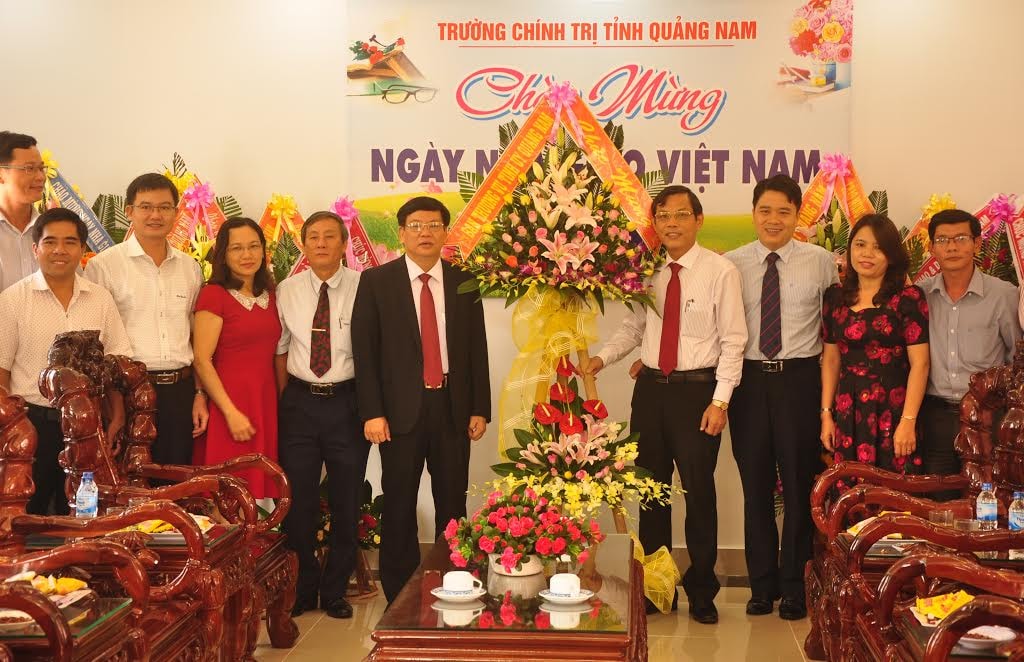 Trưởng ban Tuyên giáo Nguyễn Chín tặng hoa chúc mừng thầy cô giáo Trường Chính trị tỉnh nhân kỷ niệm 34 năm ngày Nhà giáo Việt Nam.  NGUYÊN ĐOAN