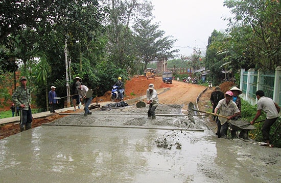 Những năm qua, cán bộ và nhân dân Hiệp Đức tích cực tham gia xây dựng giao thông nông thôn. Ảnh: VĂN SỰ